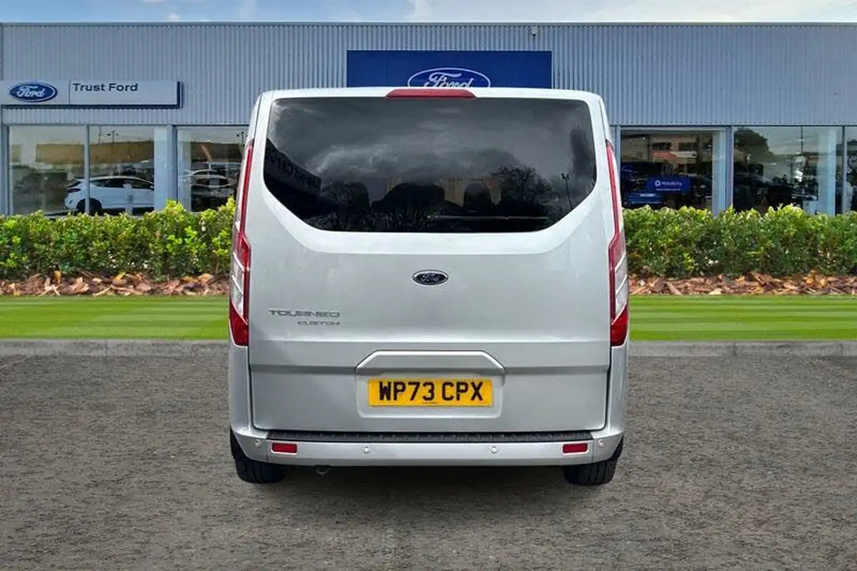 2023-ford-tourneo-custom-big-12