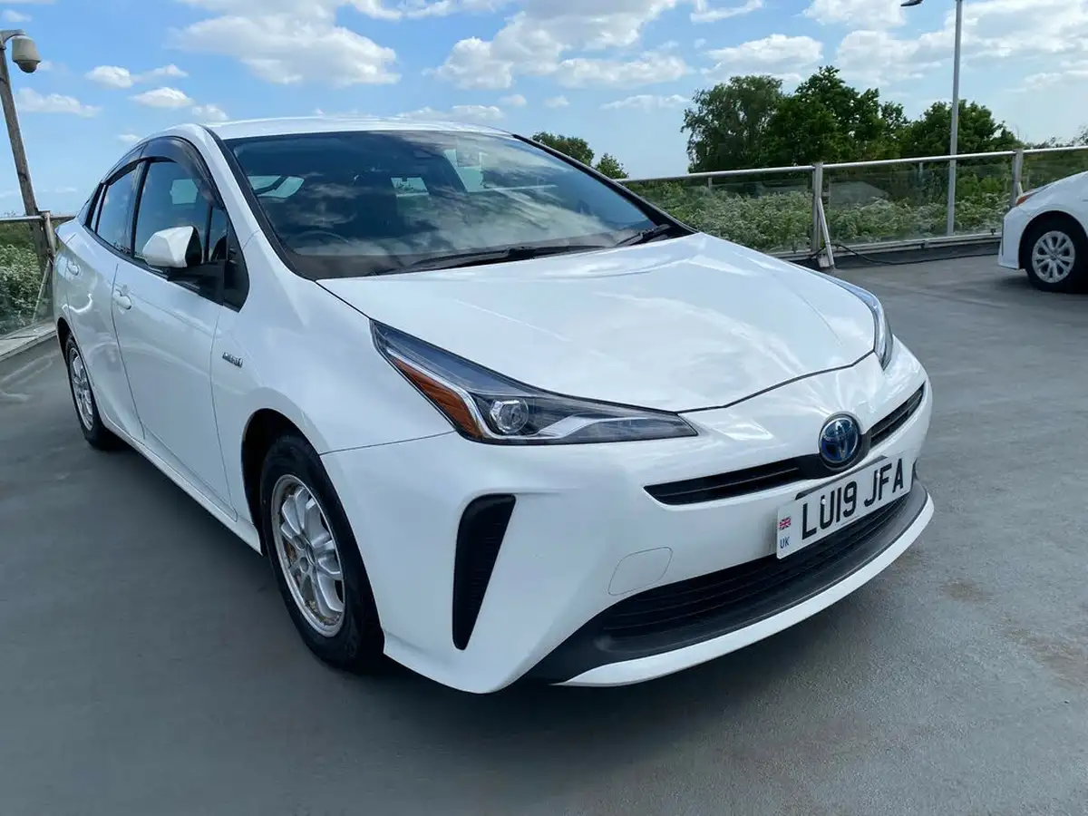 2019-toyota-prius-big-4