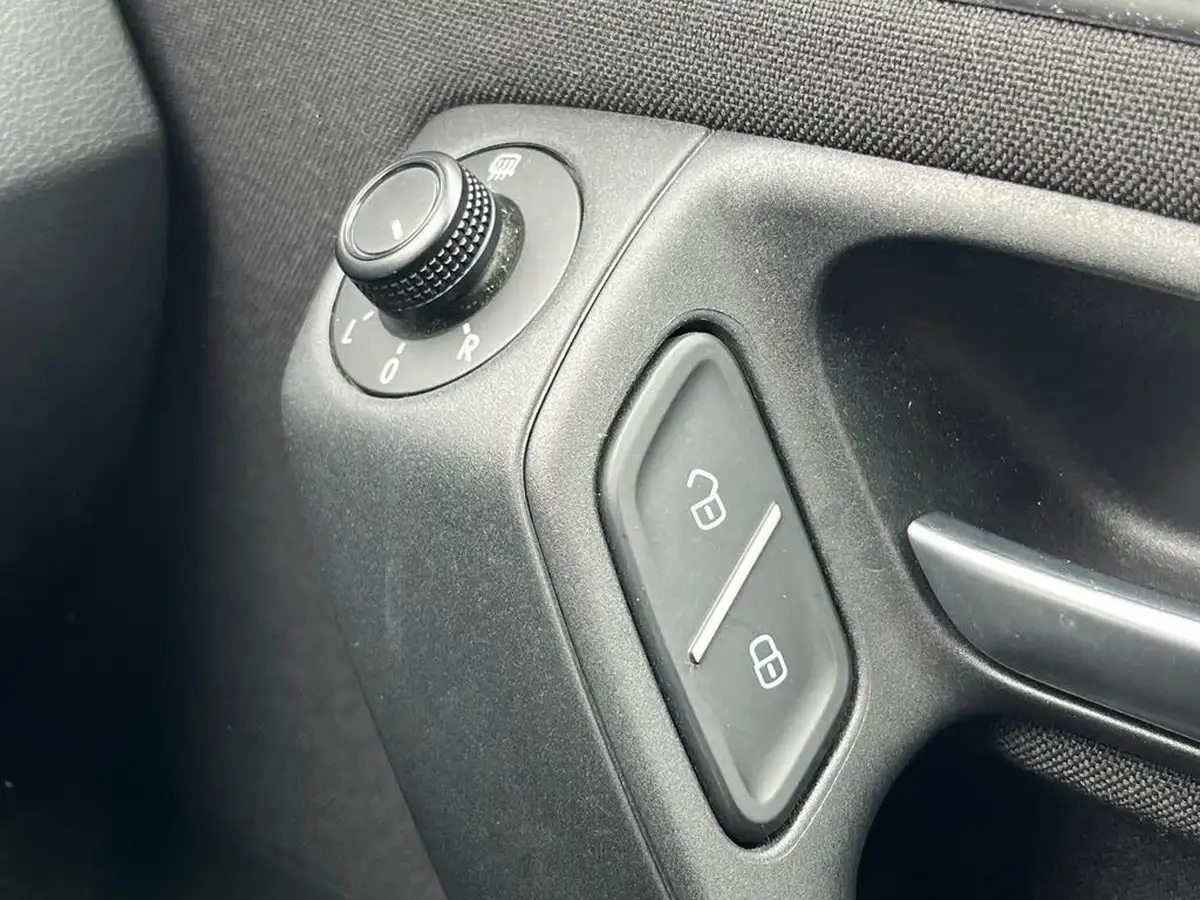 2015-volkswagen-polo-12-tsi-se-5d-big-26
