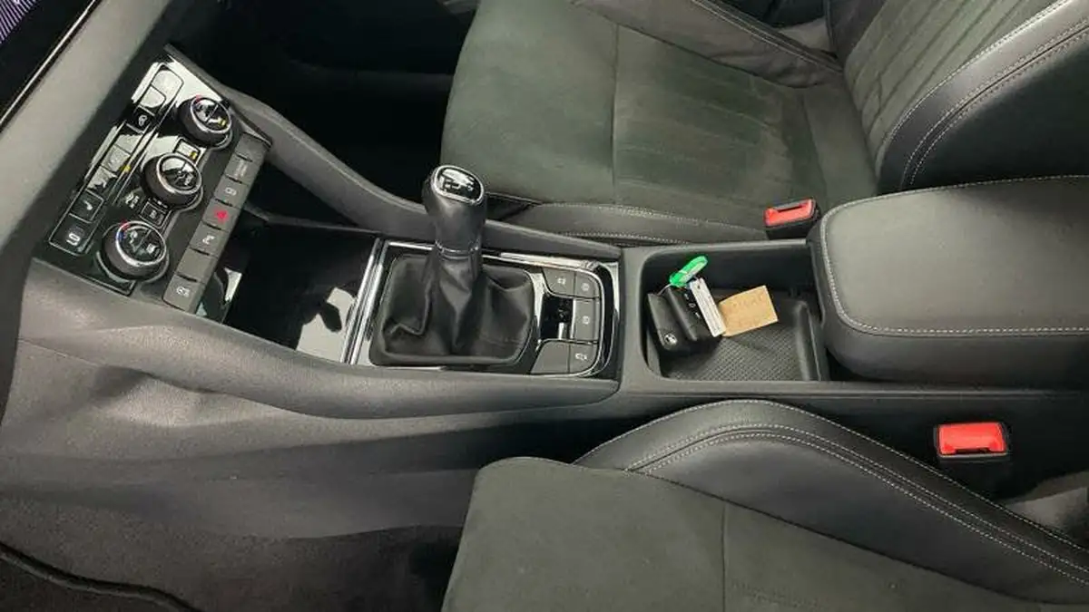 2021-skoda-karoq-15-tsi-se-l-big-32