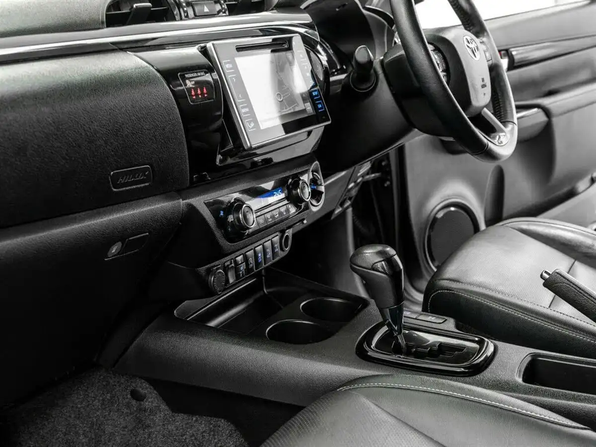 2018-toyota-hi-lux-24d-4d-invincible-at35-32t-auto-big-35