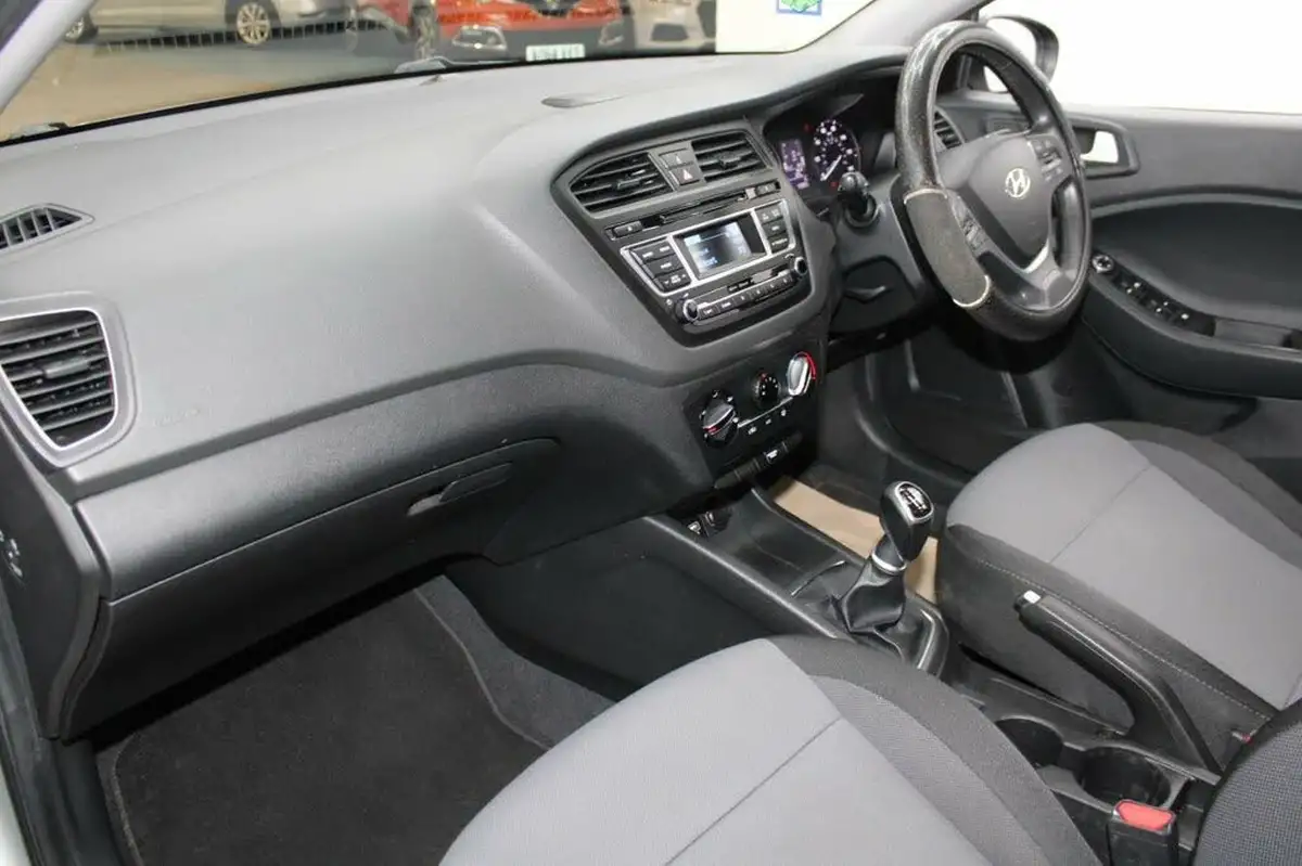 2016-hyundai-i20-10-active-big-27
