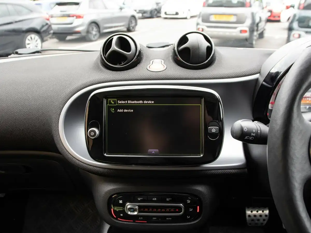 2021-smart-forfour-eq-premium-big-23