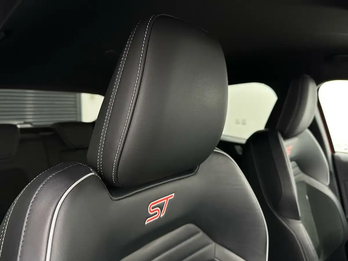 2020-ford-focus-20-st-hatchback-big-32