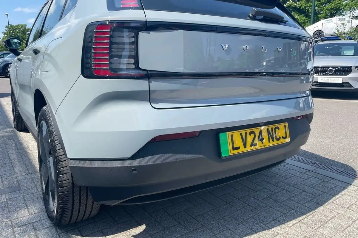 2024-volvo-ex30-e-single-motor-plus-extended-range-big-16