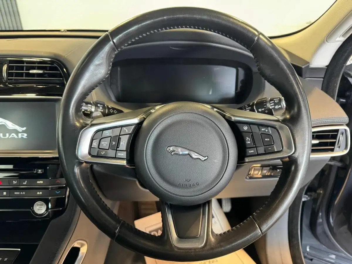 2018-jaguar-f-pace-30td-portfolio-awd-big-17