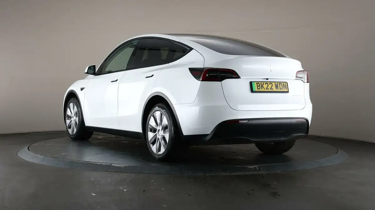 2022-tesla-model-y-e-long-range-big-59