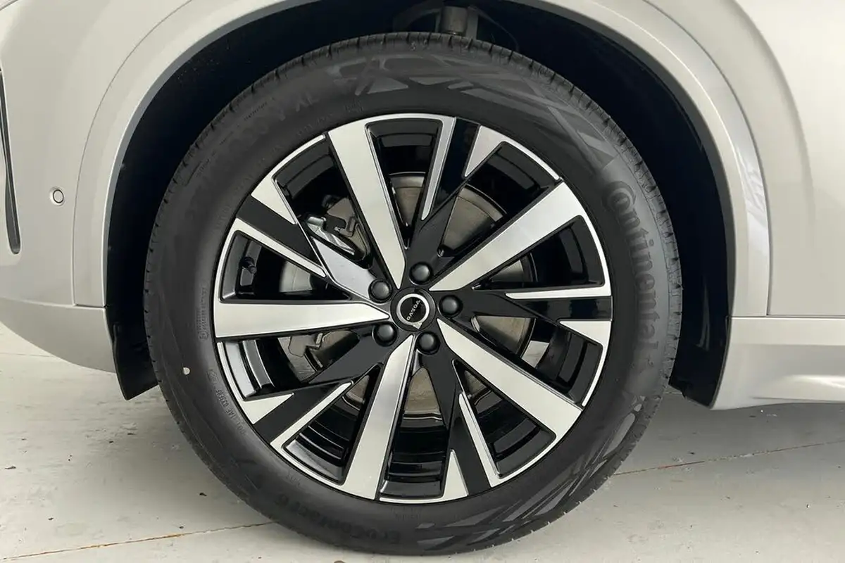 2025-volvo-xc90-20-b5-plus-big-4