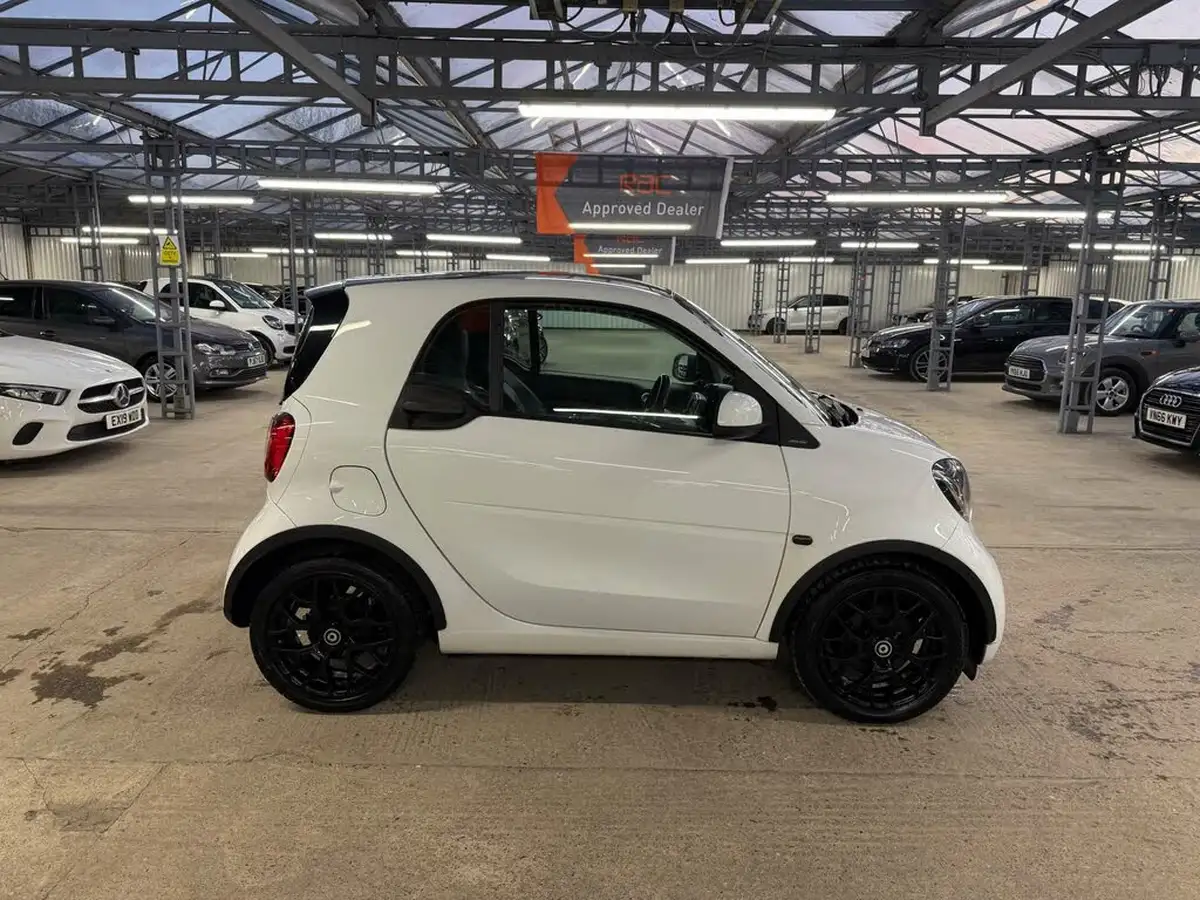 2017-smart-fortwo-09-edition-white-big-4