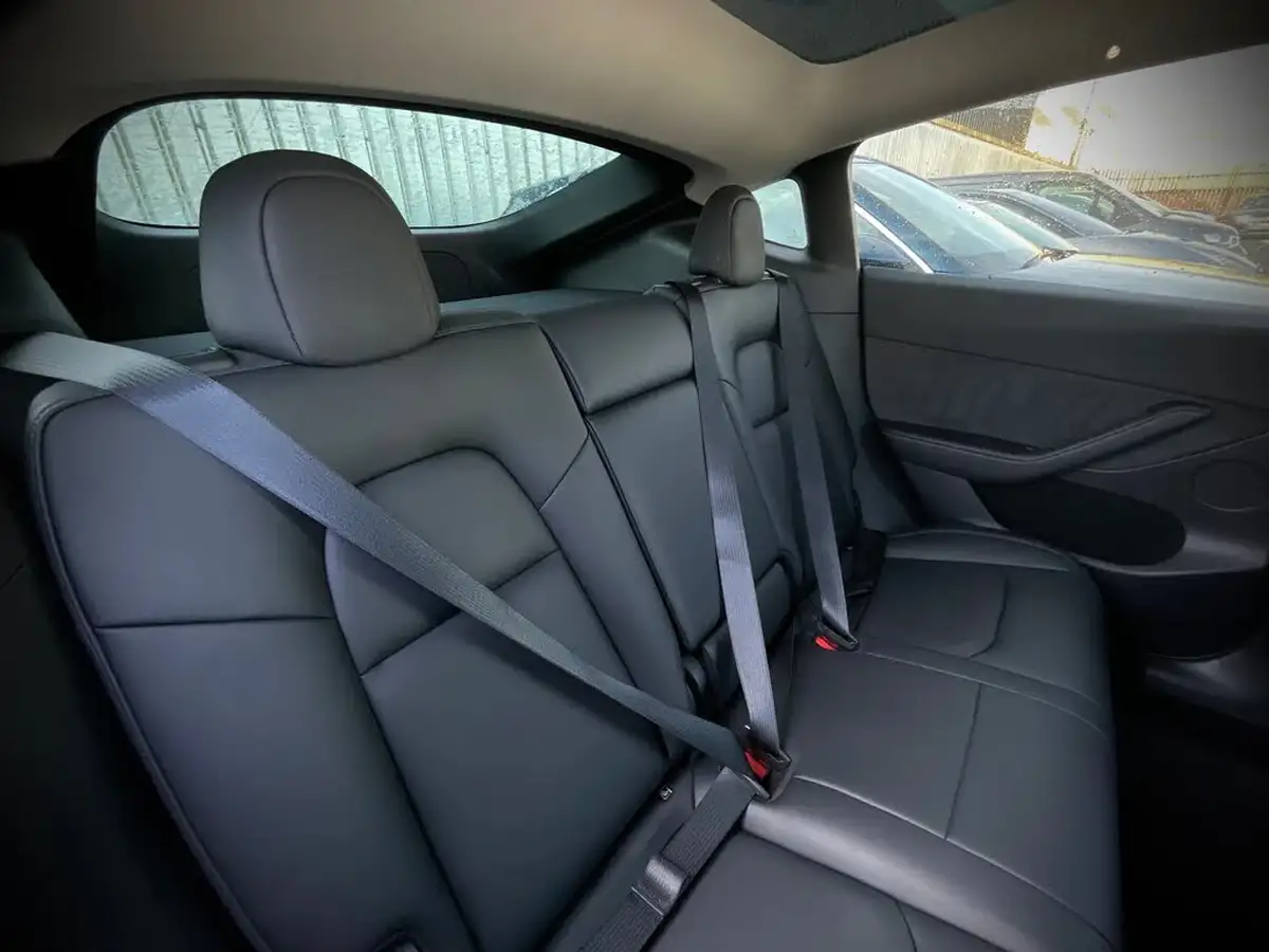 2022-tesla-model-y-e-long-range-big-10