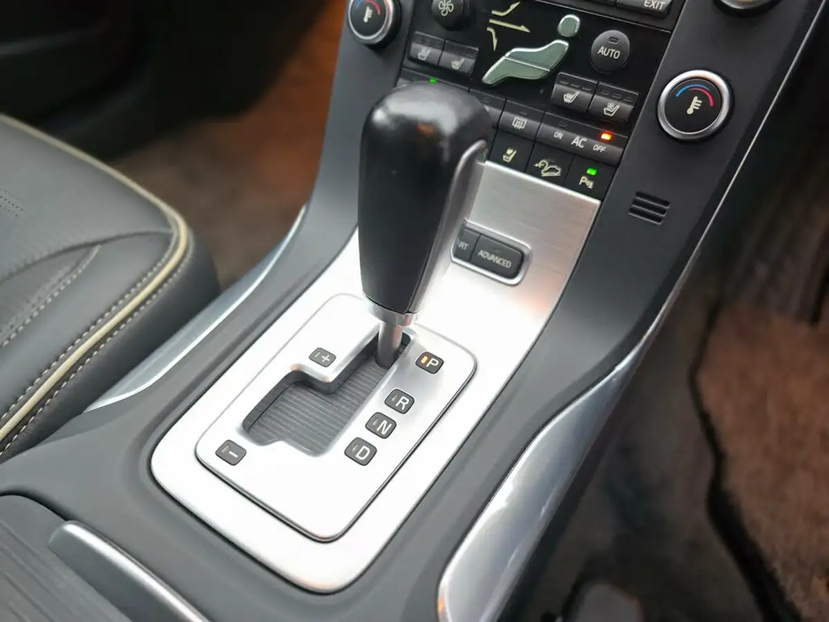 2011-volvo-xc70-30-t6-se-big-13
