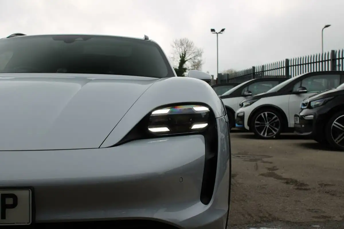 2023-porsche-taycan-e-4s-cross-turismo-big-37