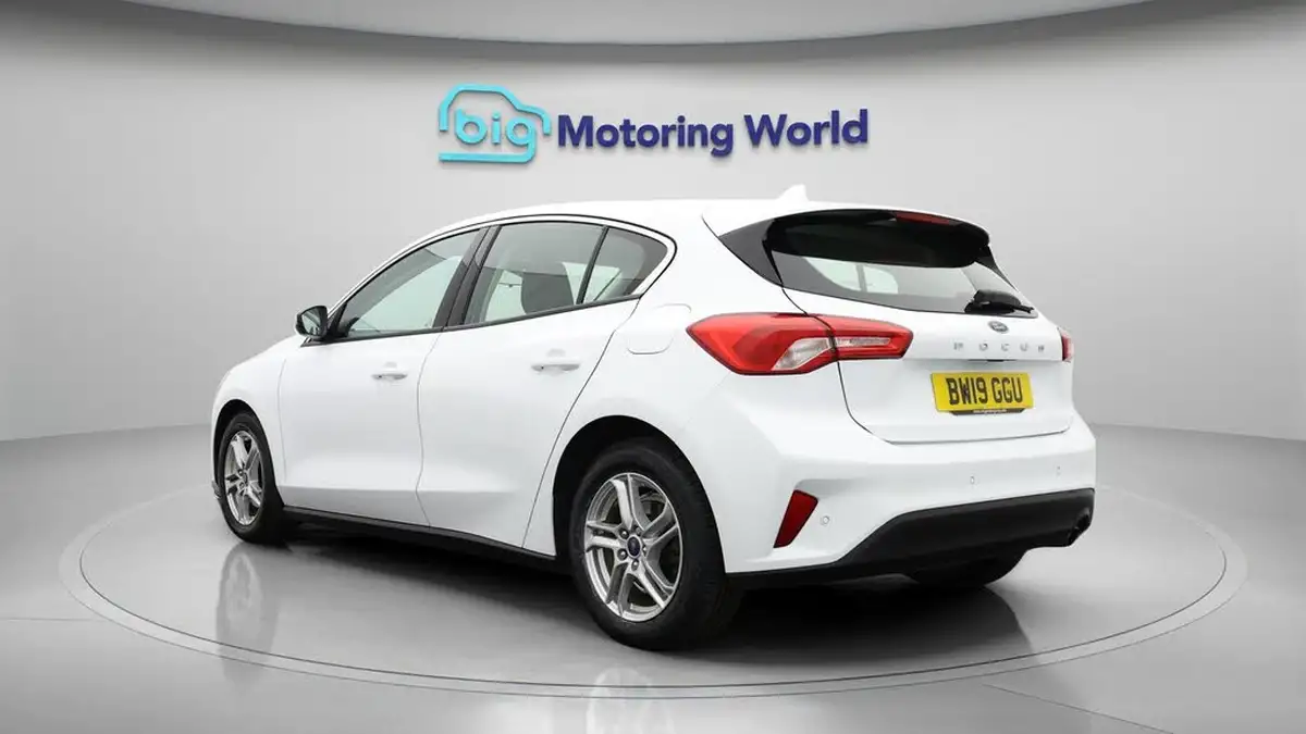 2019-ford-focus-15-zetec-120ps-hatchback-big-5