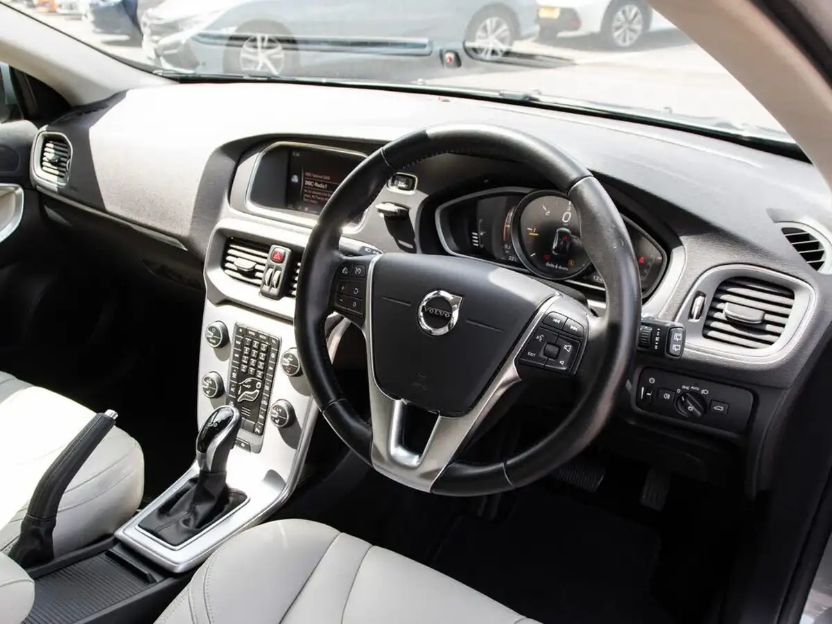 2018-volvo-v40-20td-d3-inscription-geartronic-big-3