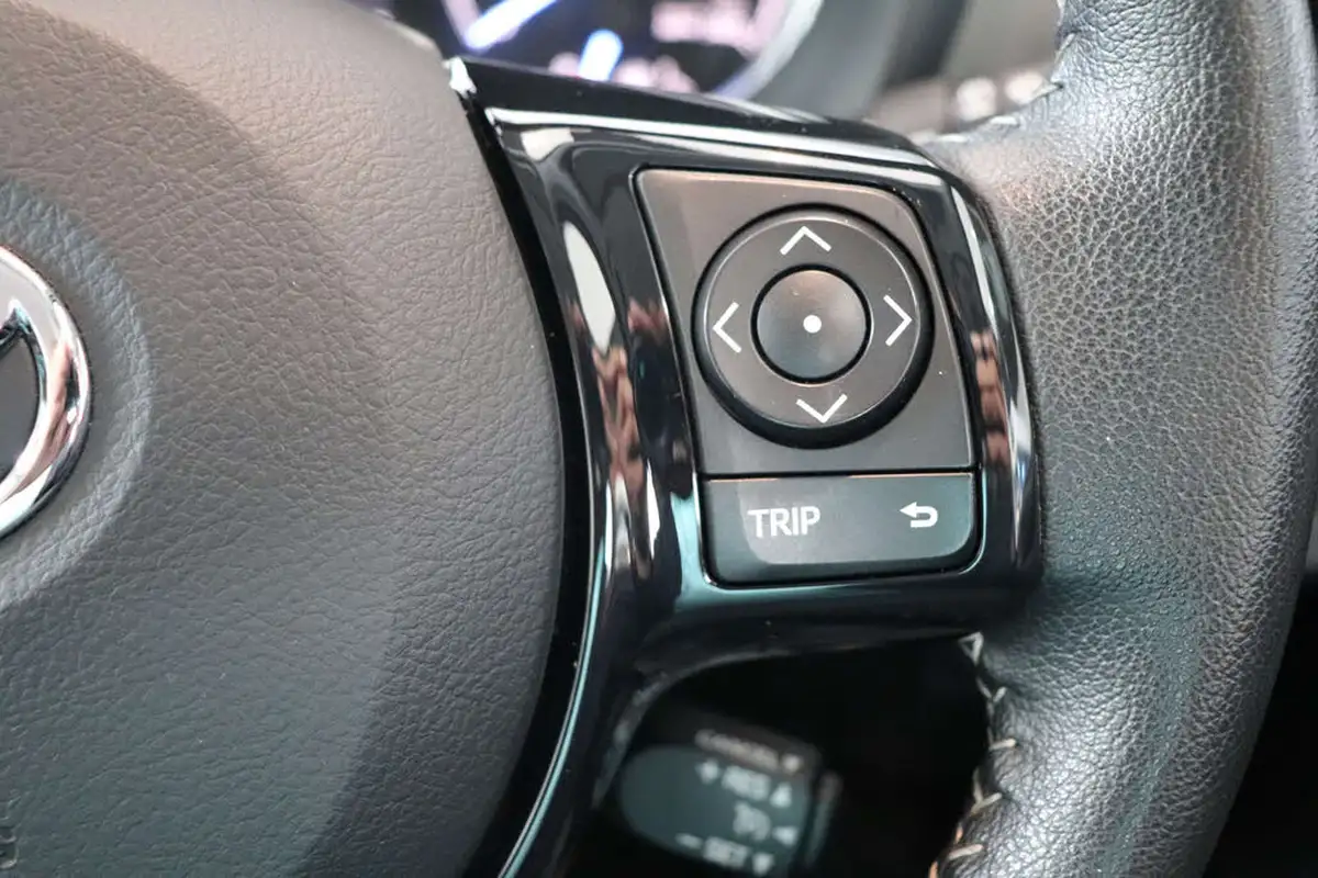 2020-toyota-yaris-15-vvt-i-icon-98bhp-hybrid-1497cc-e-cvt-big-49