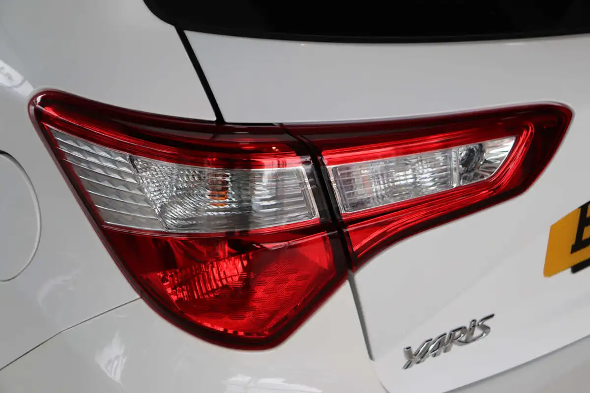 2020-toyota-yaris-15-vvt-i-icon-98bhp-hybrid-1497cc-e-cvt-big-73
