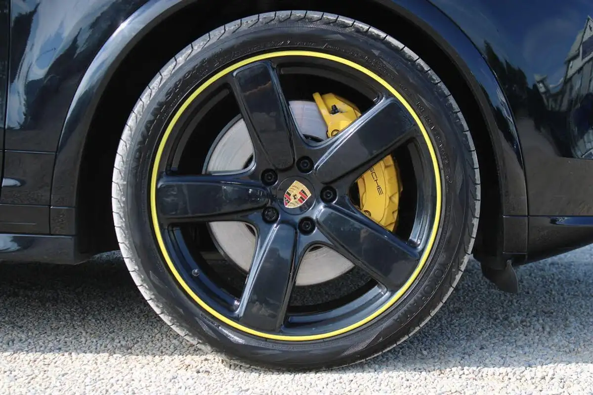 2015-porsche-cayenne-36-gts-big-15