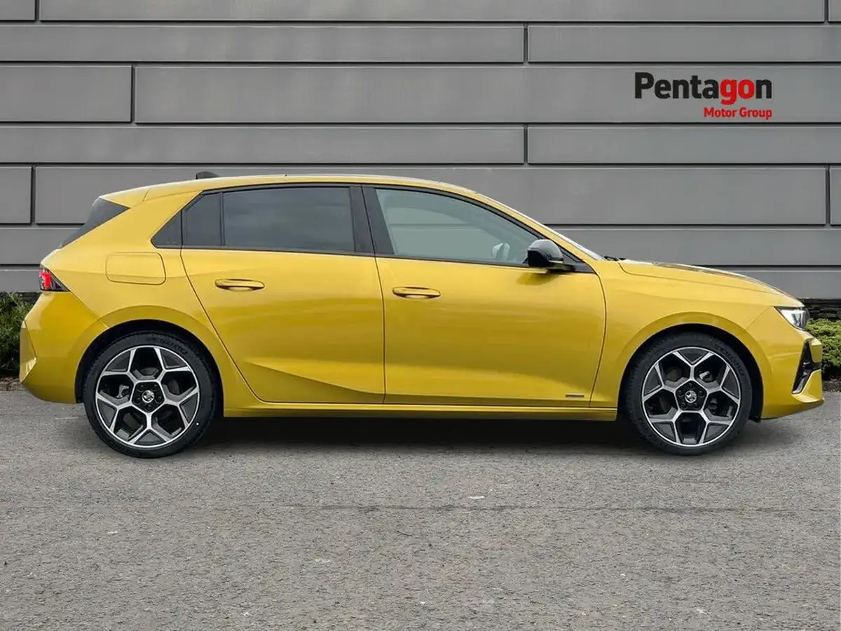 2023-vauxhall-astra-12-turbo-ultimate-hatchback-auto-big-10