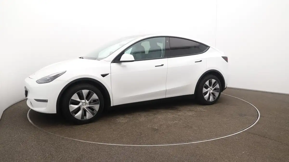 2022-tesla-model-y-e-long-range-big-69