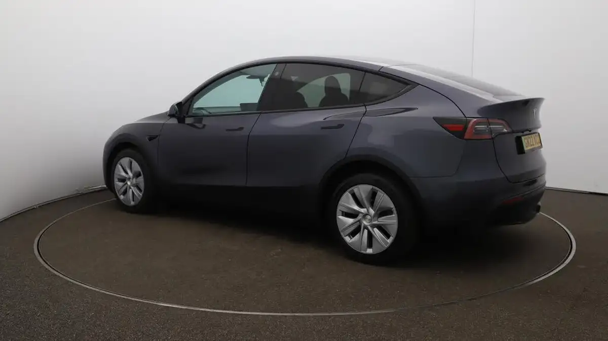 2022-tesla-model-y-e-long-range-big-13