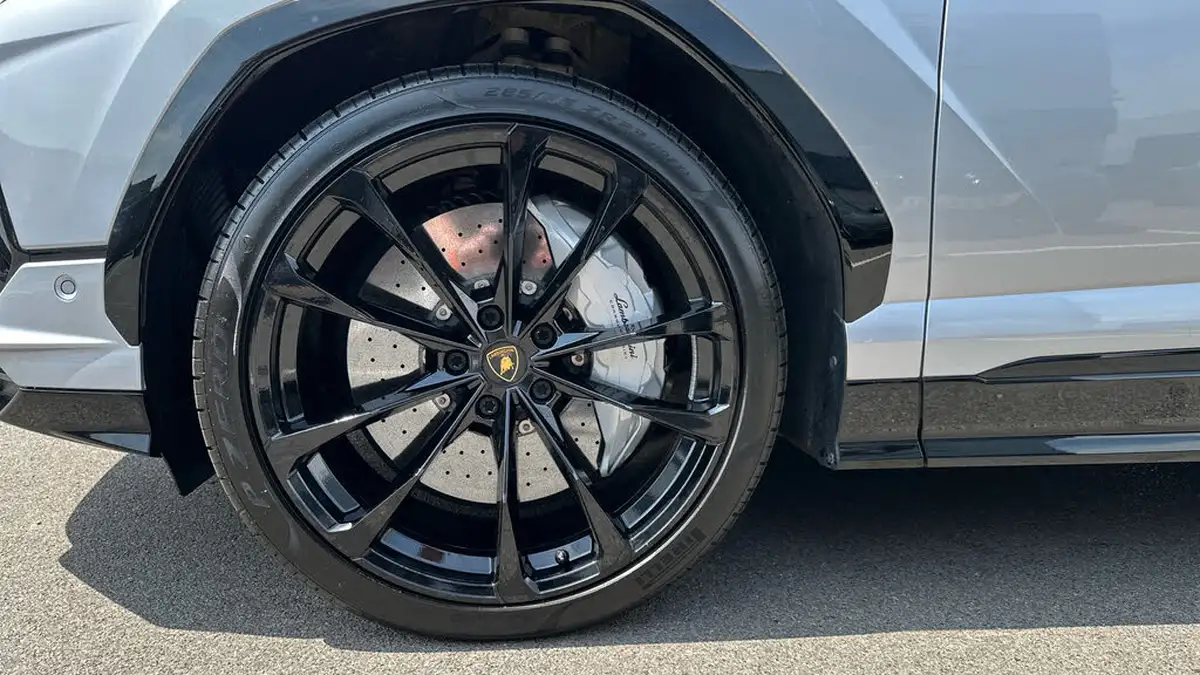 2024-lamborghini-urus-40-no-trim-big-8