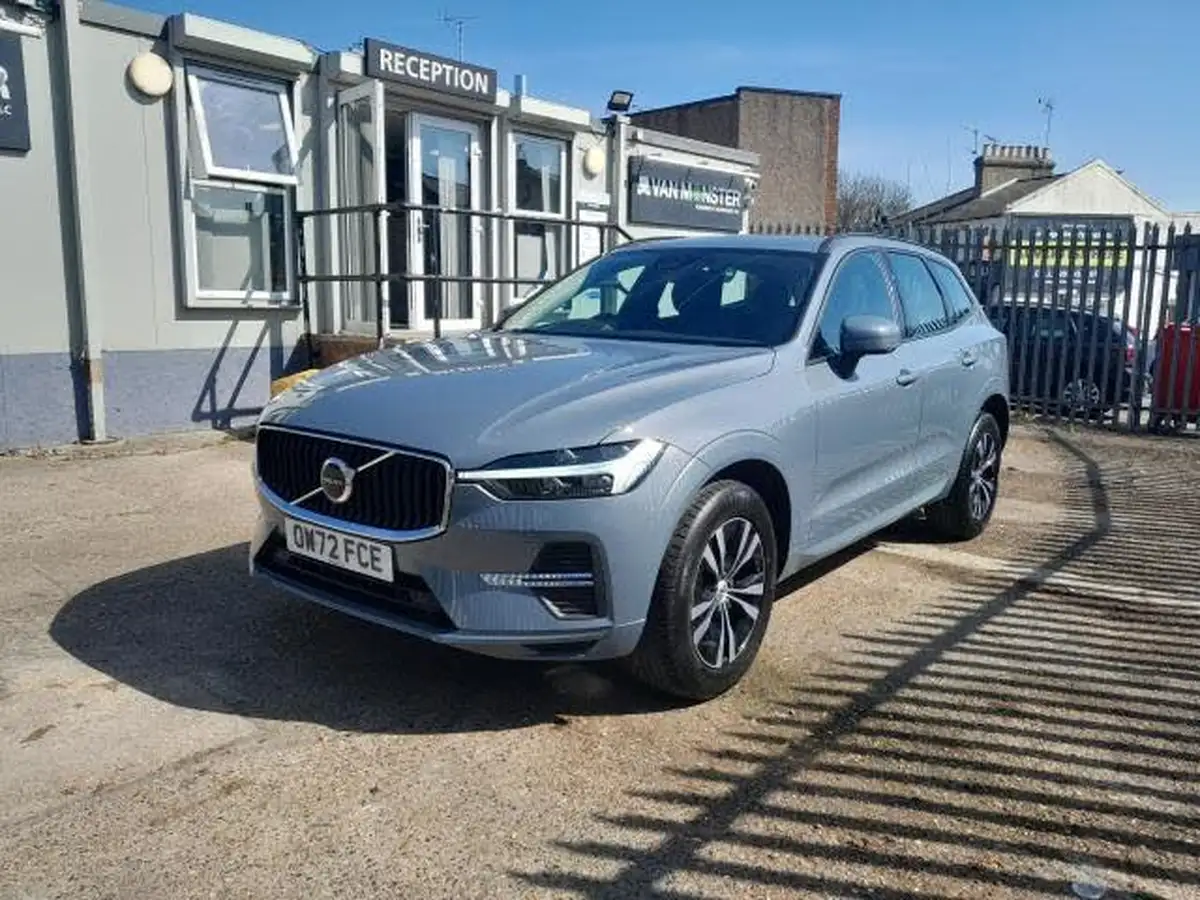 2022-volvo-xc60-20-b5-core-big-3