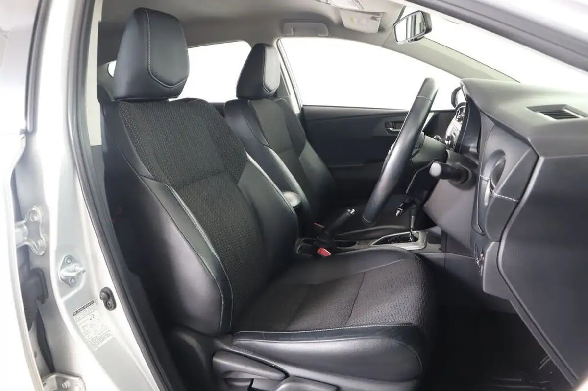 2014-toyota-auris-16-excel-hatchback-multidrive-s-big-13