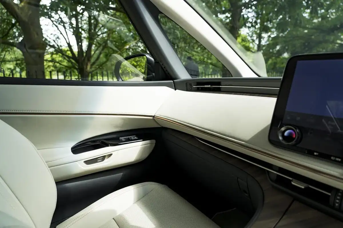 2025-lexus-lm-350h-25-awd-big-31