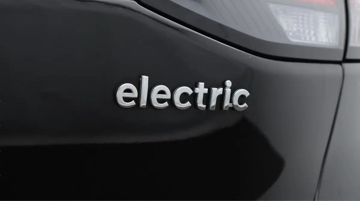2021-hyundai-ioniq-e-premium-se-electric-100kw-big-23