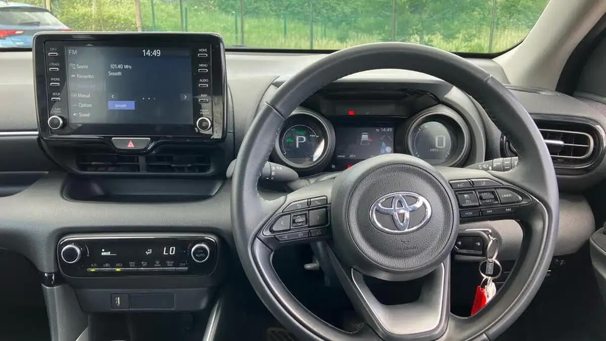 2023-toyota-yaris-15-vvt-i-design-big-5