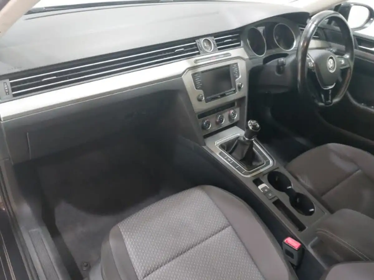 2015-volkswagen-passat-16tdi-bmtss-saloon-4d-big-4
