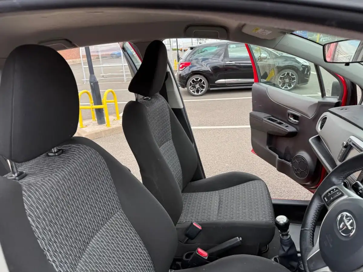 2013-toyota-yaris-133-tr-vvt-i-5d-big-17