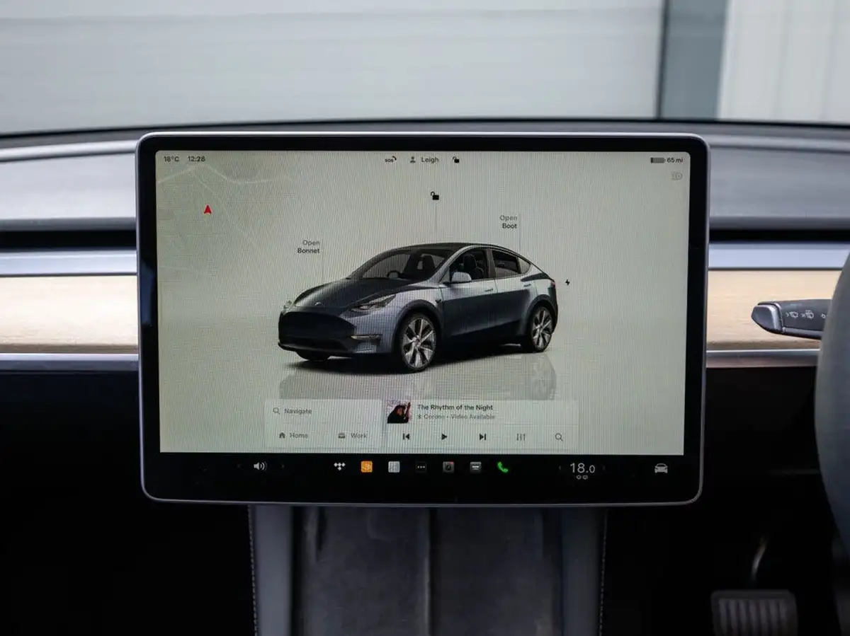 2023-tesla-model-y-e-long-range-big-29