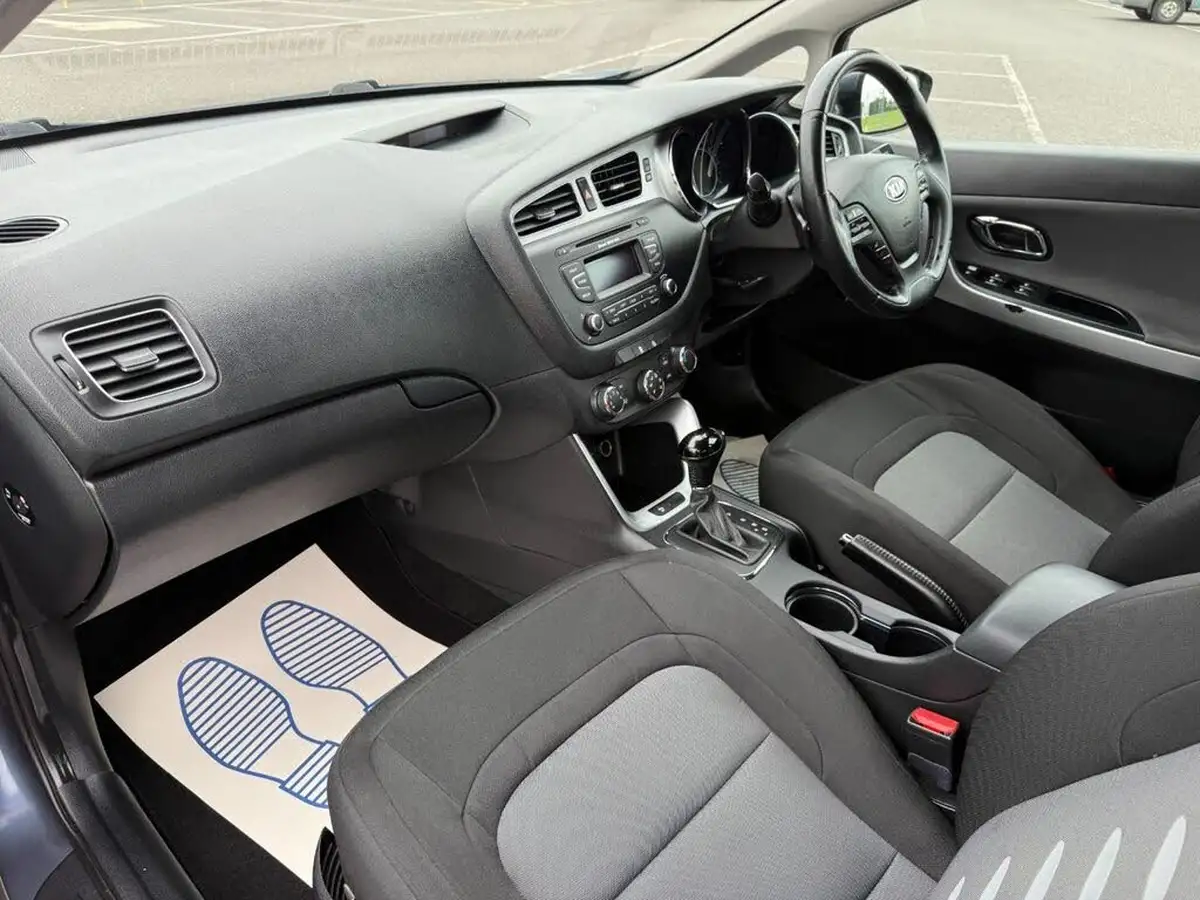 2015-kia-ceed-16crdi-2-hatchback-auto-big-7