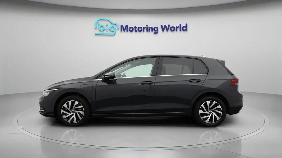 2023-volkswagen-golf-14-tsi-ehybrid-style-big-4