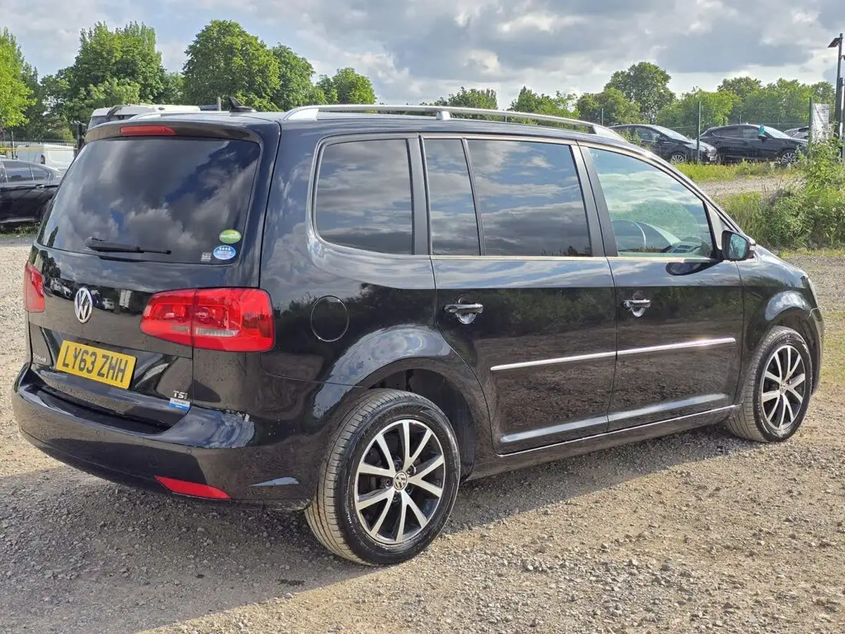 2014-volkswagen-touran-big-12