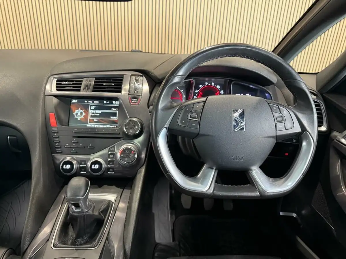 2015-citroen-ds5-16bluehdi-dstyle-big-15