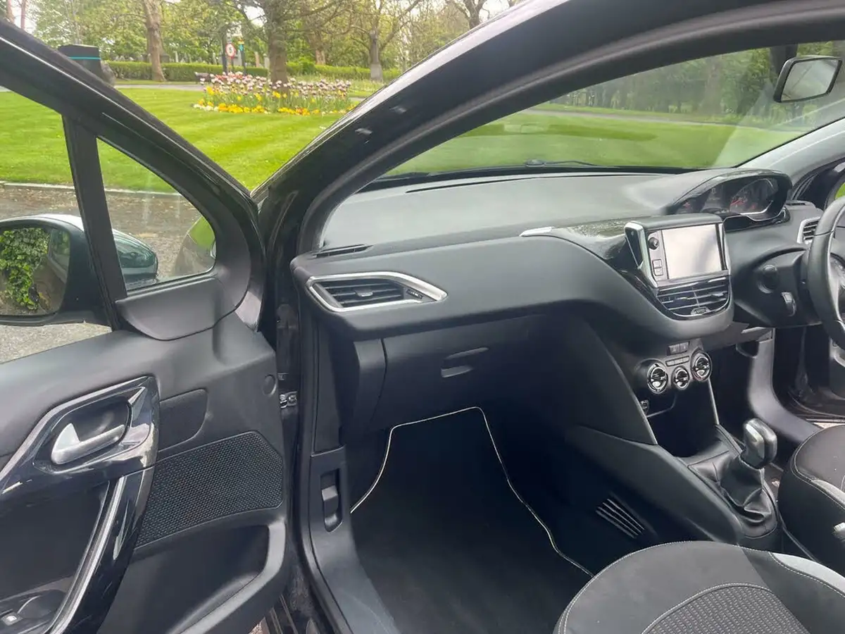 2015-peugeot-208-12-style-puretech-3d-big-10