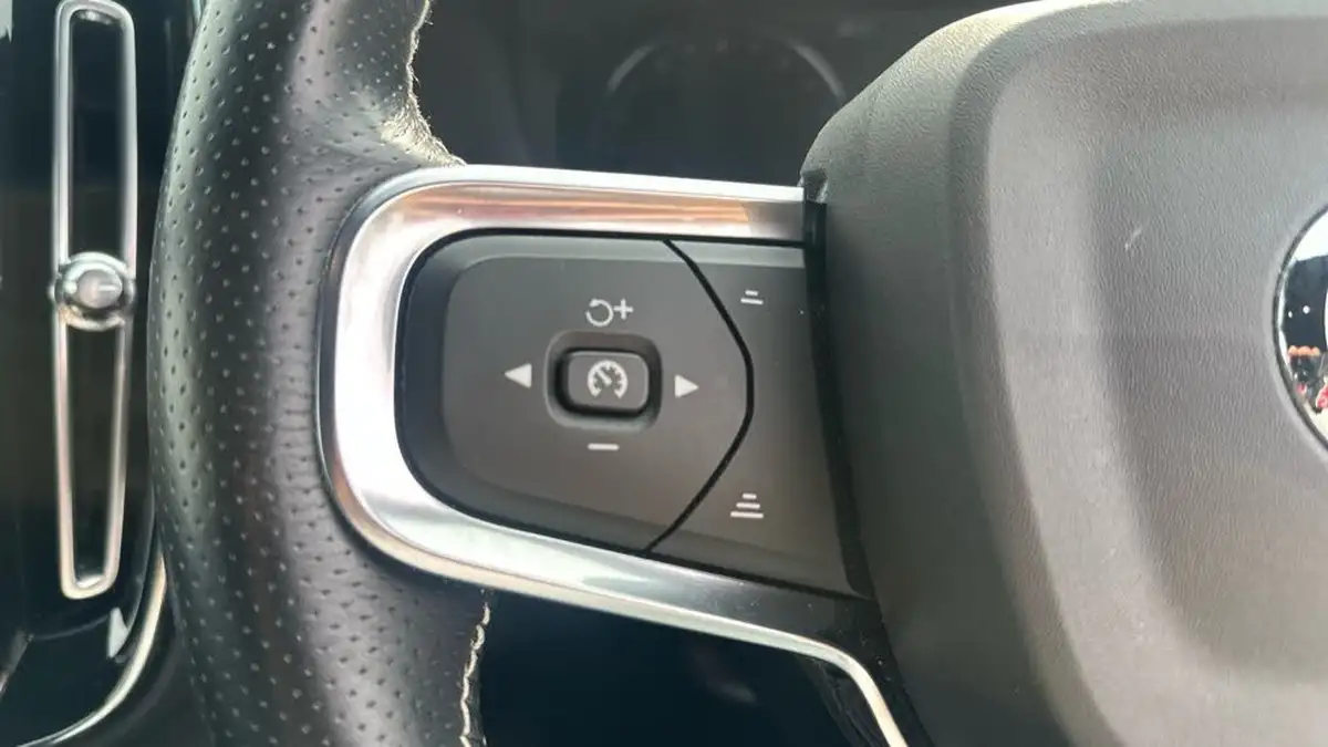 2020-volvo-xc40-20td-d4-r-design-big-31