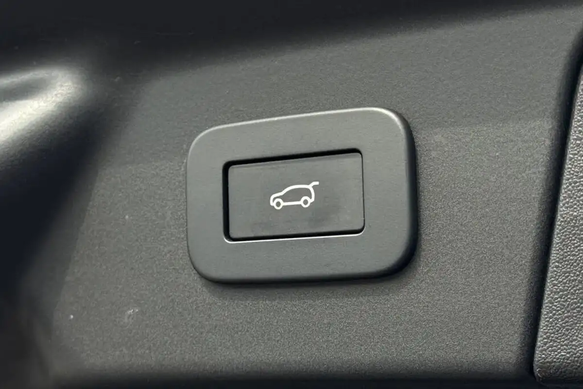 2023-land-rover-range-rover-velar-20-d200-dynamic-se-big-35