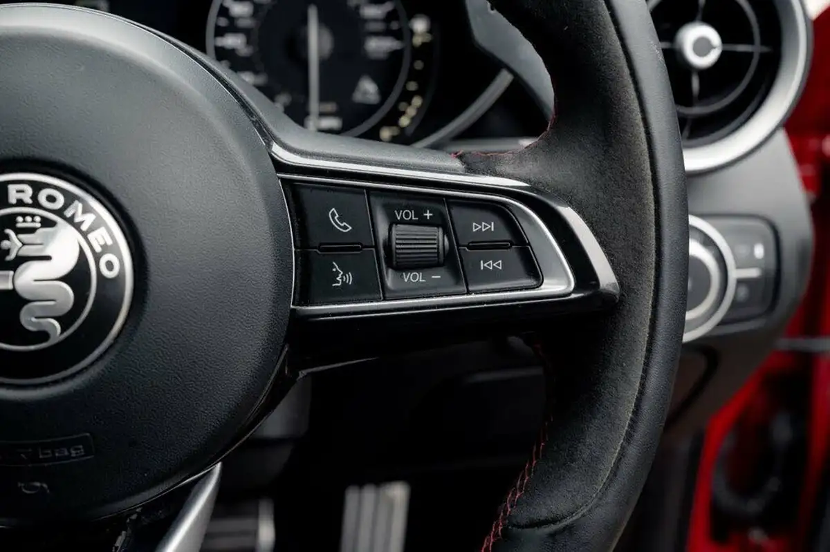 2021-alfa-romeo-giulia-29-biturbo-quadrifoglio-big-41