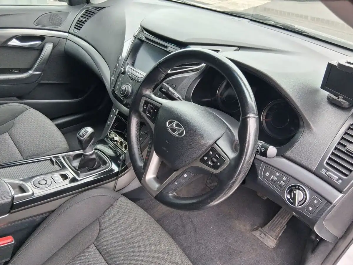 2015-hyundai-i40-17crdi-se-nav-115ps-saloon-4d-big-9