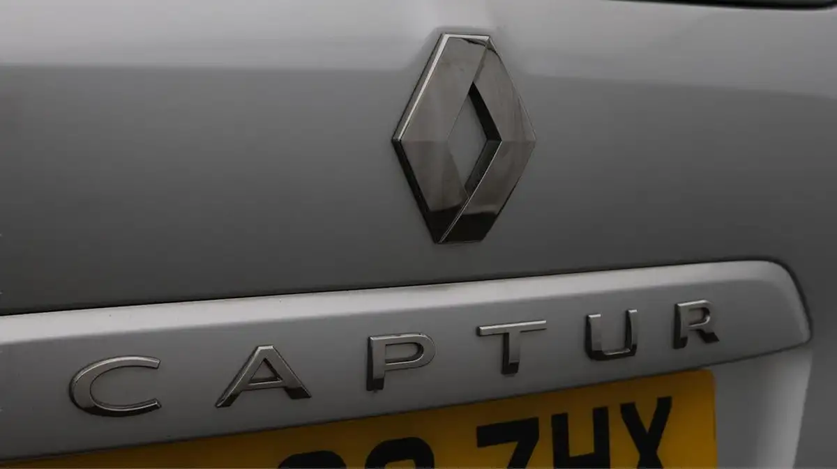 2019-renault-captur-13-tce-iconic-150bhp-ss-edc-auto-big-21