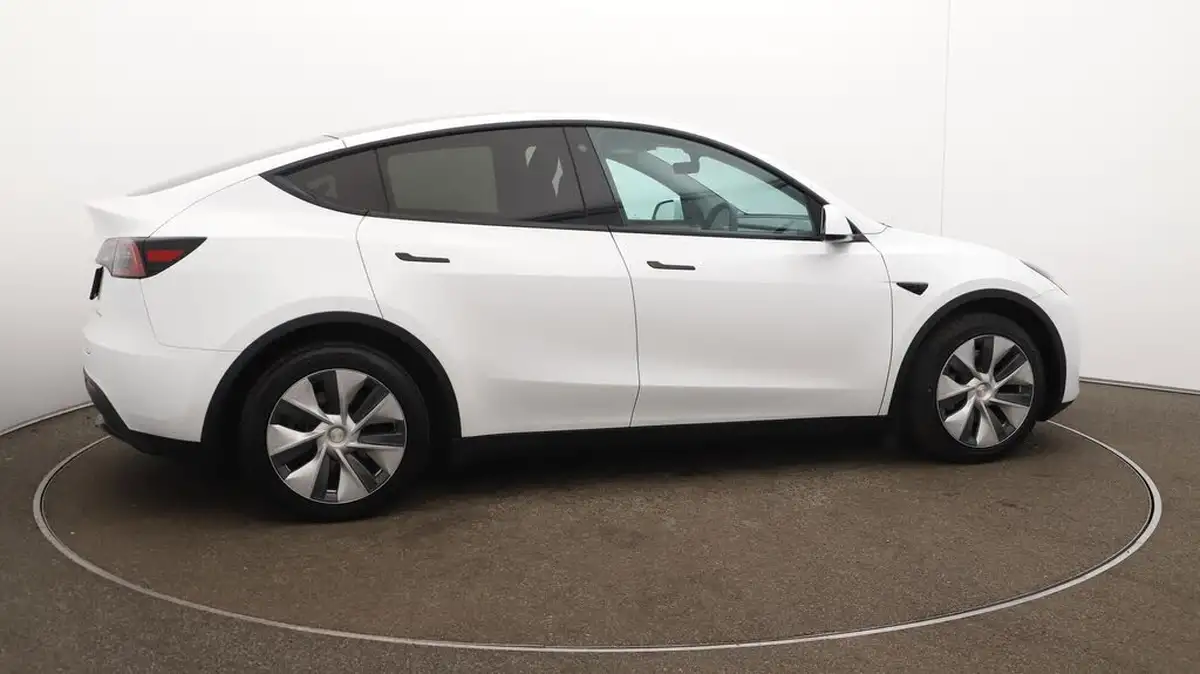 2023-tesla-model-y-e-long-range-big-50