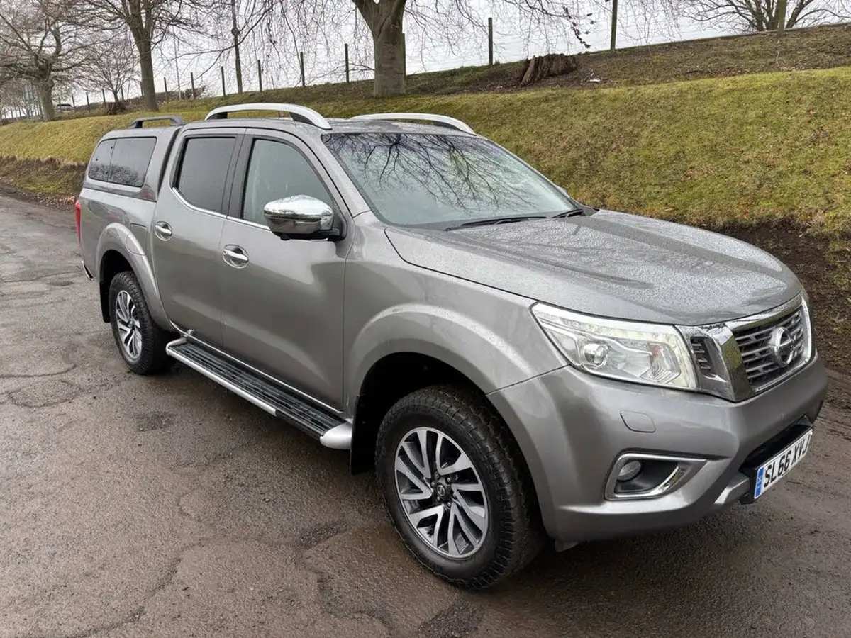 2016-nissan-navara-23dci-tekna-auto-big-2