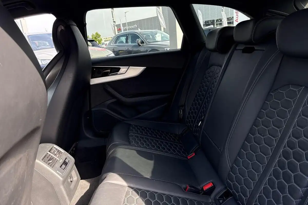 2022-audi-rs4-avant-29-tfsi-big-31