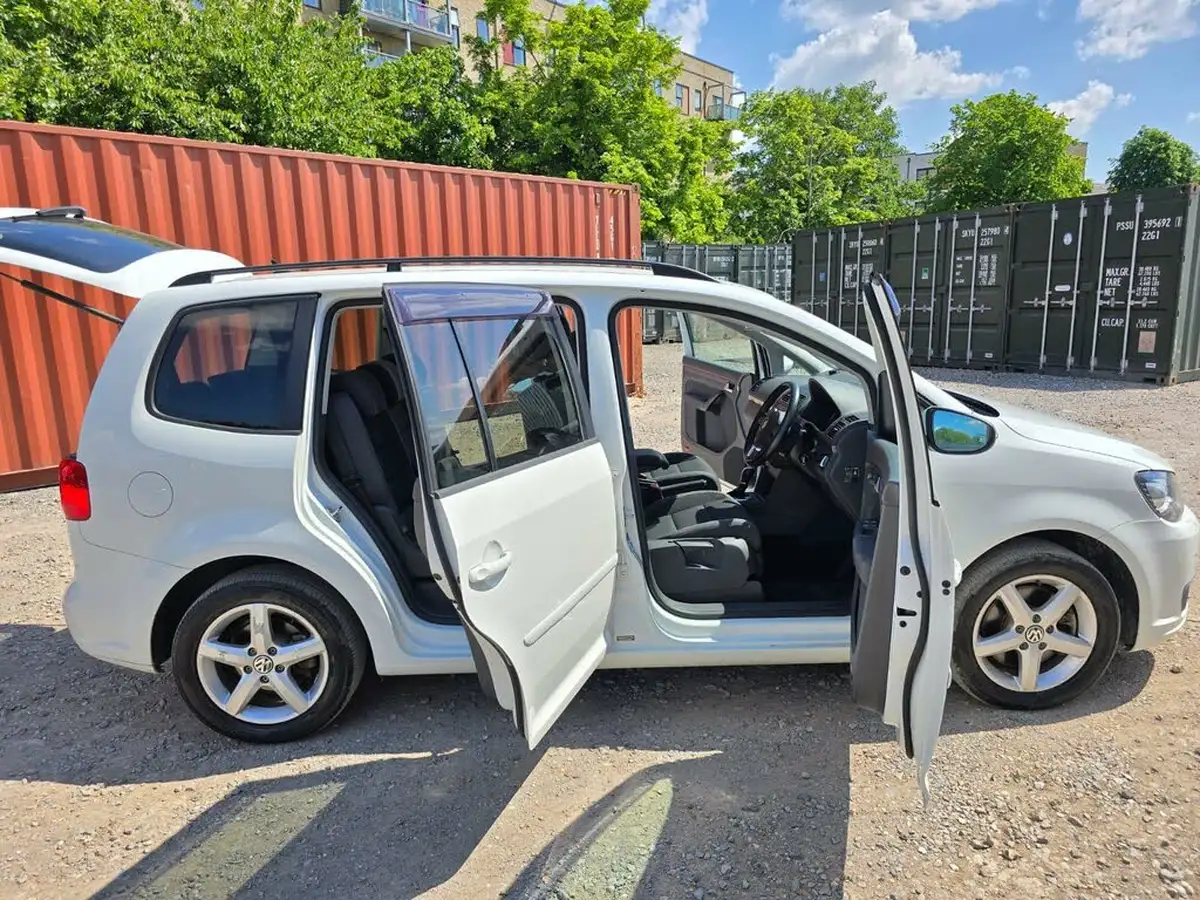 2014-volkswagen-touran-big-15