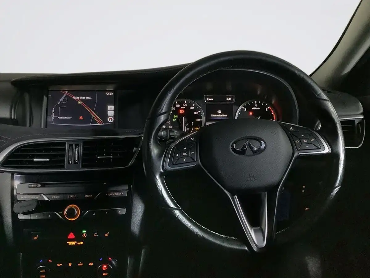 2016-infiniti-q30-22d-premium-big-12
