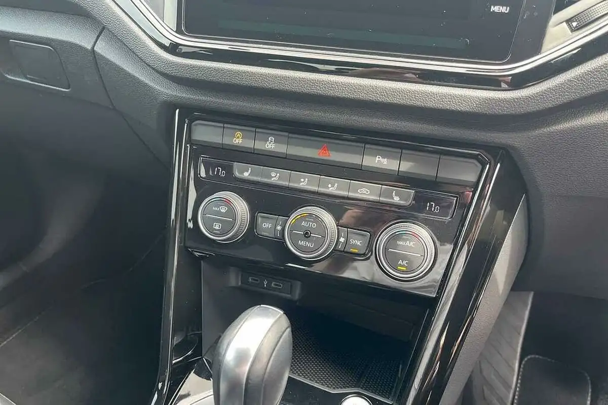 2021-volkswagen-t-roc-20-tsi-r-big-23