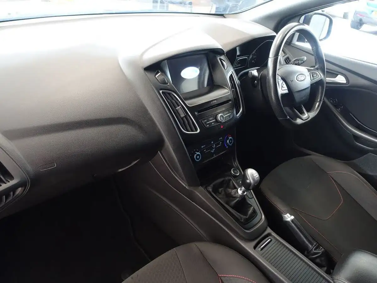 2017-ford-focus-15t-st-line-hatchback-big-12